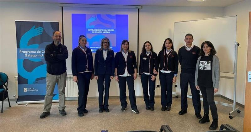 Grupo de profesionales y personal técnico durante una formación sobre accesibilidad universal impartida por COGAMI en Galicia.