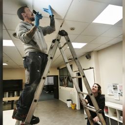 Persona realizando una práctica de limpieza industrial durante una formación orientada a mejorar oportunidades de empleo para personas con discapacidad.