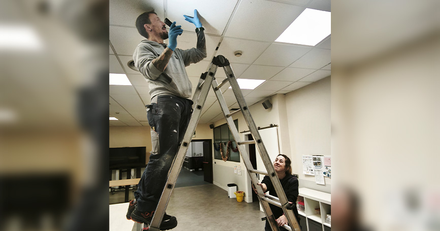 Persona realizando una práctica de limpieza industrial durante una formación orientada a mejorar oportunidades de empleo para personas con discapacidad.