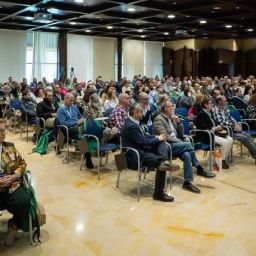 Personas asistentes en un auditorio durante una jornada informativa sobre sensibilización, donación de órganos e inclusión.