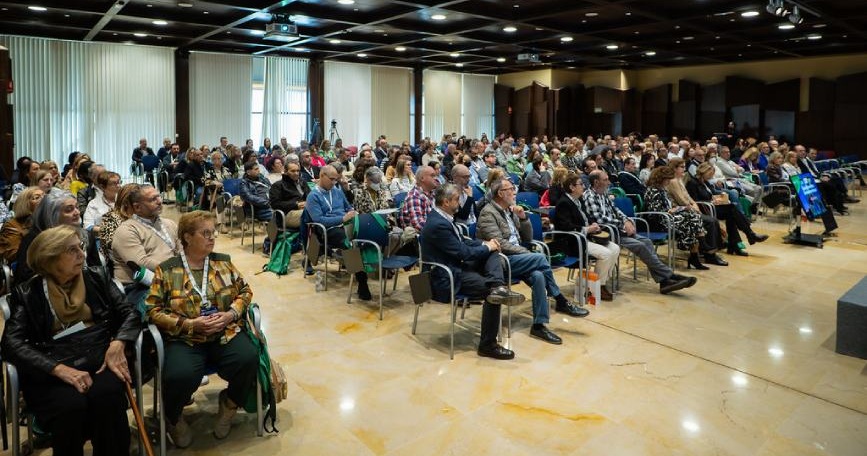 Personas asistentes en un auditorio durante una jornada informativa sobre sensibilización, donación de órganos e inclusión.