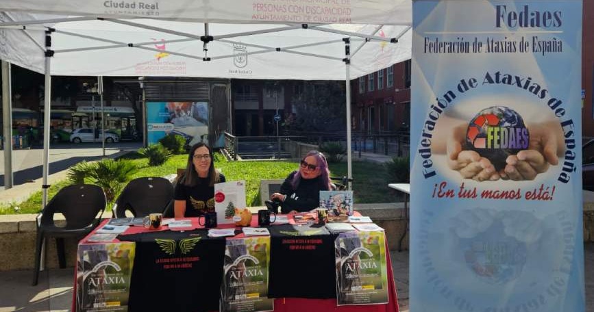 Personas con ataxia y profesionales participan en una charla informativa del proyecto Ataxia y Vida de FEDAES.