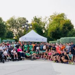 Grupo de personas con y sin discapacidad participando en una actividad inclusiva organizada por entidades sociales.