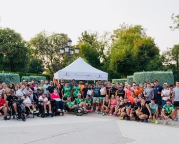 Grupo de personas con y sin discapacidad participando en una actividad inclusiva organizada por entidades sociales.