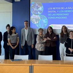 Representantes de COCEMFE CV y entidades participantes en una jornada sobre salud digital y derechos de las personas consumidoras.