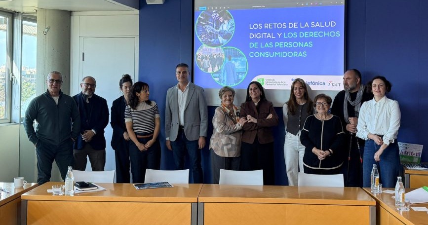 Representantes de COCEMFE CV y entidades participantes en una jornada sobre salud digital y derechos de las personas consumidoras.