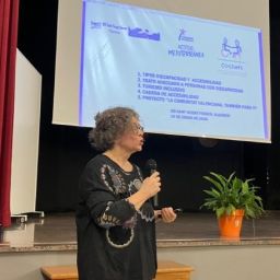 Técnica de COCEMFE CV imparte una charla sobre accesibilidad y turismo inclusivo ante alumnado de un instituto.