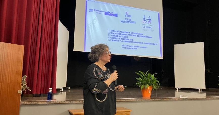 Técnica de COCEMFE CV imparte una charla sobre accesibilidad y turismo inclusivo ante alumnado de un instituto.