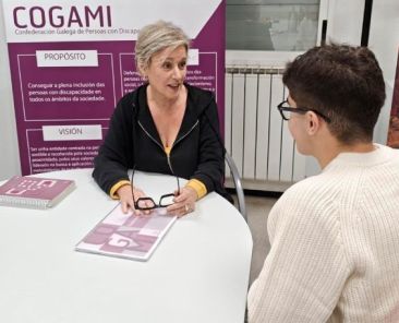 Servicio de Información y Orientación de COGAMI Profesional de COGAMI ofrece asesoramiento a un joven sobre discapacidad en un punto informativo.