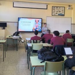 COCEMFE CV sensibiliza sobre discapacidad en Xàtiva Técnica de COCEMFE CV imparte una sesión sobre discapacidad a estudiantes del CIPFP La Costera en Xàtiva.