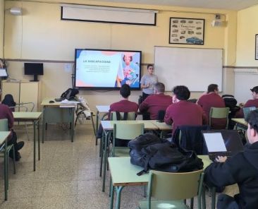 COCEMFE CV sensibiliza sobre discapacidad en Xàtiva Técnica de COCEMFE CV imparte una sesión sobre discapacidad a estudiantes del CIPFP La Costera en Xàtiva.