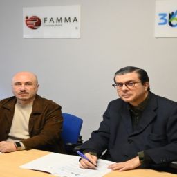 Firma del acuerdo de colaboración entre FAMMA-Cocemfe Madrid y Tráfico 112 en un acto institucional.