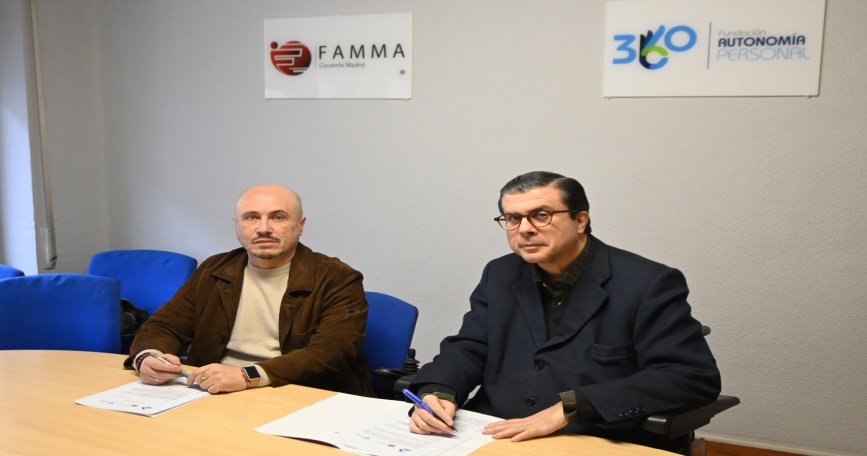 Firma del acuerdo de colaboración entre FAMMA-Cocemfe Madrid y Tráfico 112 en un acto institucional.