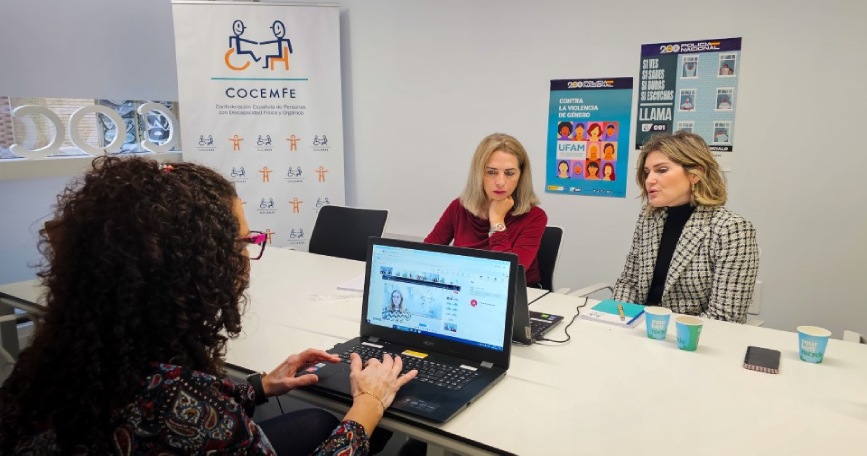 Profesionales de COCEMFE participan en una formación con la UFAM sobre actuación ante la violencia contra mujeres con discapacidad.