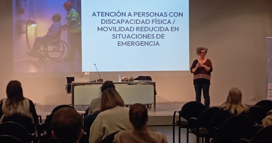 Ponencia sobre atención a personas con discapacidad en situaciones de emergencia ante público asistente.