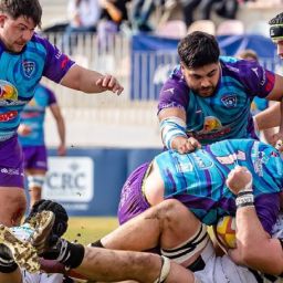 Jugadores del Huesitos La Vila Rugby Club y del CR Liceo Francés en una jugada durante un partido de Primera División en La Vila Joiosa.