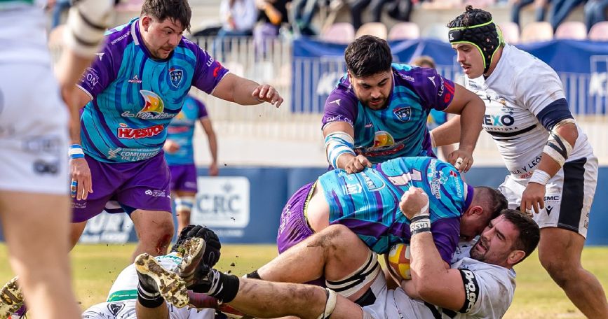 Jugadores del Huesitos La Vila Rugby Club y del CR Liceo Francés en una jugada durante un partido de Primera División en La Vila Joiosa.