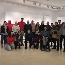 Presentación de COCEMFE Salamanca con las entidades de la provincia salmantina Grupo de personas representantes de las entidades que forman COCEMFE Salamanca durante su acto de presentación en un espacio municipal accesible.