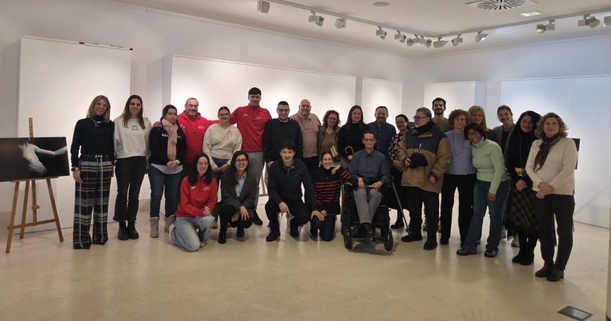 Grupo de personas representantes de las entidades que forman COCEMFE Salamanca durante su acto de presentación en un espacio municipal accesible.
