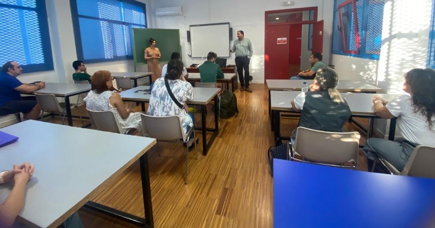 Personas asistentes a una jornada informativa del proyecto ILADIS de COCEMFE Cáceres sobre empleo y discapacidad.