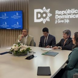 Reunión en FITUR para impulsar el turismo accesible en República Dominicana Reunión institucional en FITUR entre COCEMFE, Omnirooms Group y el ministro de Turismo de República Dominicana para promover el turismo accesible.