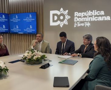 Reunión institucional en FITUR entre COCEMFE, Omnirooms Group y el ministro de Turismo de República Dominicana para promover el turismo accesible.