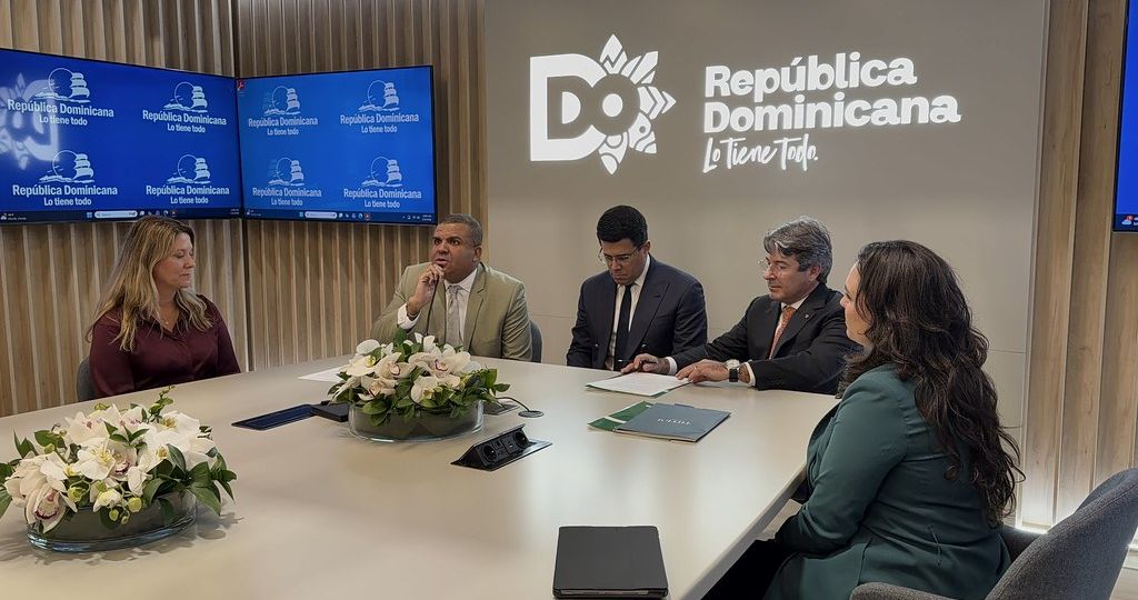 Reunión institucional en FITUR entre COCEMFE, Omnirooms Group y el ministro de Turismo de República Dominicana para promover el turismo accesible.