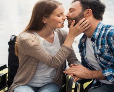 Sexualidad y discapacidad desde la dignidad y la autonomía Mujer usuaria de silla de ruedas comparte un momento de afecto con su pareja en un entorno natural.