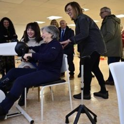 Visita institucional al Centro Multiservicios Montaña Palentina Visita institucional al Centro Multiservicios Montaña Palentina durante una sesión de rehabilitación con apoyo profesional.