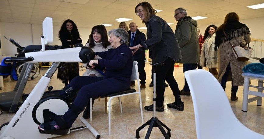 Visita institucional al Centro Multiservicios Montaña Palentina durante una sesión de rehabilitación con apoyo profesional.