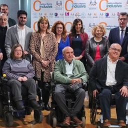 Grupo de personas con y sin discapacidad en la Asamblea de Castilla-La Mancha Inclusiva COCEMFE