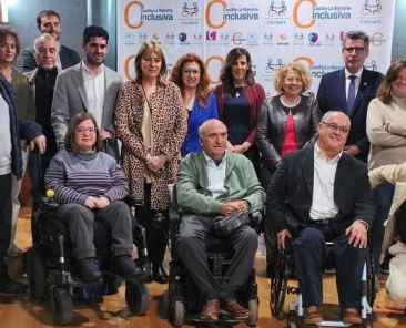 Asamblea de Castilla-La Mancha Inclusiva COCEMFE 2026 Grupo de personas con y sin discapacidad en la Asamblea de Castilla-La Mancha Inclusiva COCEMFE