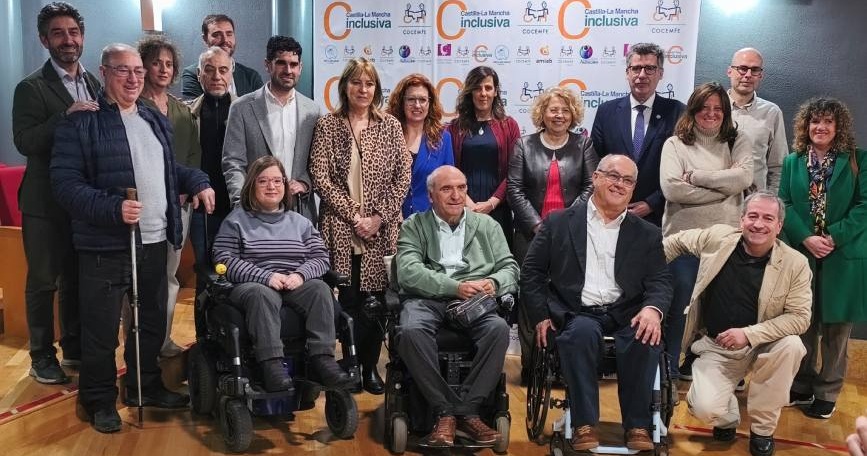 Grupo de personas con y sin discapacidad en la Asamblea de Castilla-La Mancha Inclusiva COCEMFE