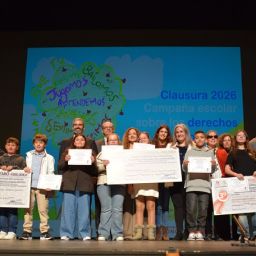 Escolares y representantes institucionales en el escenario del Teatro Circo durante la clausura de la campaña de sensibilización escolar de FAMDIF/COCEMFE-Murcia.