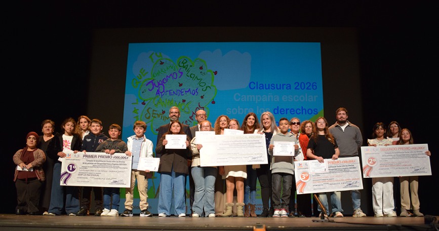 Escolares y representantes institucionales en el escenario del Teatro Circo durante la clausura de la campaña de sensibilización escolar de FAMDIF/COCEMFE-Murcia.