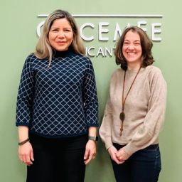 Representantes de COCEMFE Alicante y Neurobalance durante la firma de un convenio para facilitar el acceso a servicios de neurorrehabilitación.