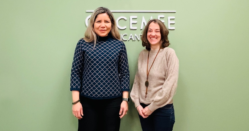 Representantes de COCEMFE Alicante y Neurobalance durante la firma de un convenio para facilitar el acceso a servicios de neurorrehabilitación.