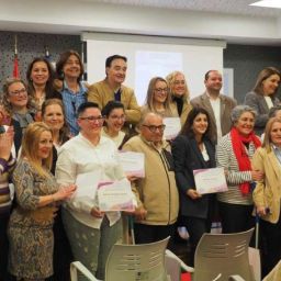 Reconocimiento a diez mujeres en el acto organizado por COCEMFE Badajoz en Zafra Mujeres reconocidas por COCEMFE Badajoz posan con sus diplomas junto a representantes institucionales durante el acto celebrado en Zafra.