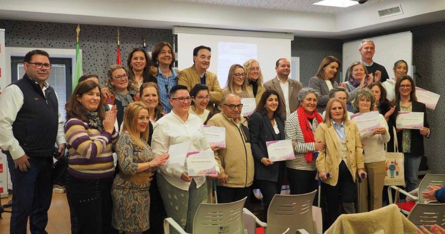 Mujeres reconocidas por COCEMFE Badajoz posan con sus diplomas junto a representantes institucionales durante el acto celebrado en Zafra.
