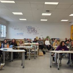 Docentes del CEIP Les Foies de Gandia durante una formación de COCEMFE CV sobre diseño universal para el aprendizaje.
