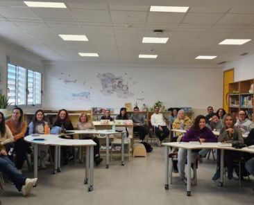 Formación en educación inclusiva de COCEMFE CV en Gandia Docentes del CEIP Les Foies de Gandia durante una formación de COCEMFE CV sobre diseño universal para el aprendizaje.