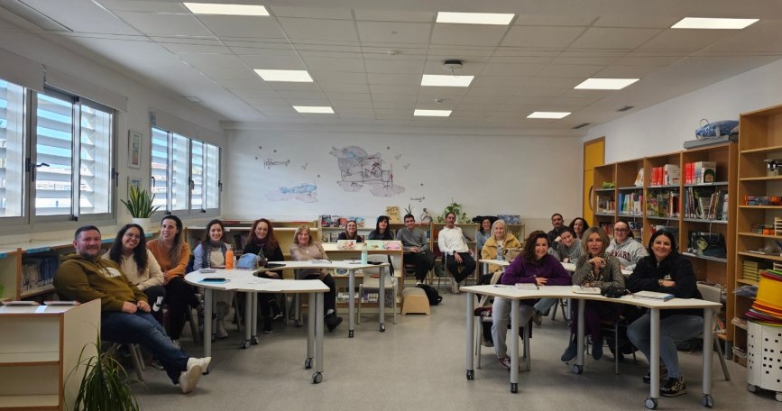 Docentes del CEIP Les Foies de Gandia durante una formación de COCEMFE CV sobre diseño universal para el aprendizaje.