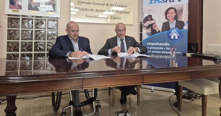 Representantes de COCEMFE y del CGCOAPI firman un convenio para impulsar la accesibilidad universal en la vivienda y el sector inmobiliario.