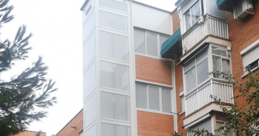 Edificio de viviendas con ascensor exterior que mejora la accesibilidad residencial