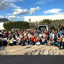Encuentro de asociaciones de COCEMFE Alicante en Novelda Grupo numeroso de personas participantes en el encuentro de asociaciones de COCEMFE Alicante en Novelda, posando al aire libre en una jornada inclusiva.