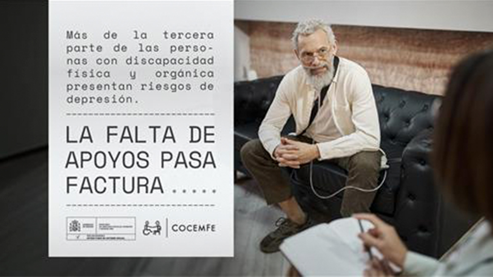 Hombre en consulta psicológica junto a cartel que advierte sobre el impacto emocional de la falta de apoyos en personas con discapacidad