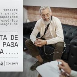 Hombre con discapacidad recibe atención psicológica en consulta mientras un mensaje advierte sobre el riesgo de depresión por falta de apoyos