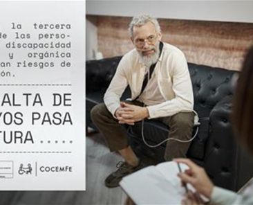 Hombre con discapacidad recibe atención psicológica en consulta mientras un mensaje advierte sobre el riesgo de depresión por falta de apoyos