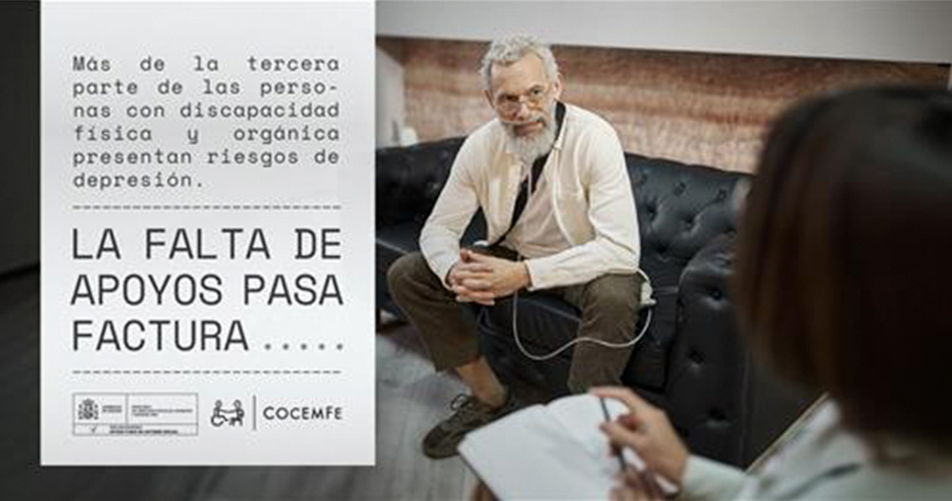 Hombre con discapacidad recibe atención psicológica en consulta mientras un mensaje advierte sobre el riesgo de depresión por falta de apoyos