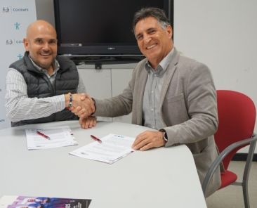 Firma del acuerdo entre COCEMFE y ADEAC Representantes de COCEMFE y ADEAC firman un acuerdo para mejorar la accesibilidad universal en espacios turísticos